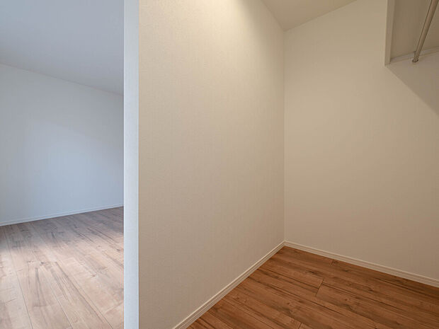 【WIC　A号棟】■主寝室にのウォークインクローゼットを併設し、広々とした収納スペースに設置された枕棚が洋服をたくさん収納します。