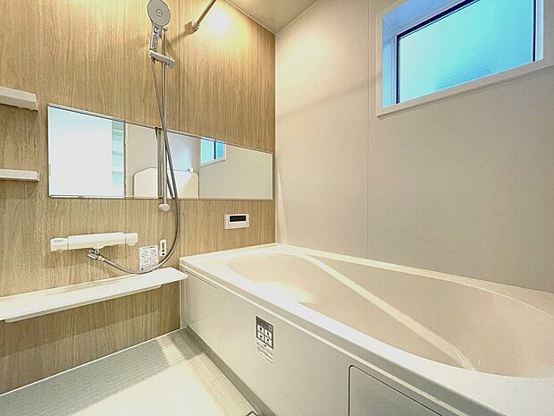 【浴室　C号棟】■ヒートショック対策、梅雨・花粉時期の洗濯物の乾燥に活躍する浴室暖房乾燥機付き。
■4時間以上経っても湯温低下はわずか2.5℃。
■浴槽保温材と保温組フタでさらに保温が長持ちサーモバス。