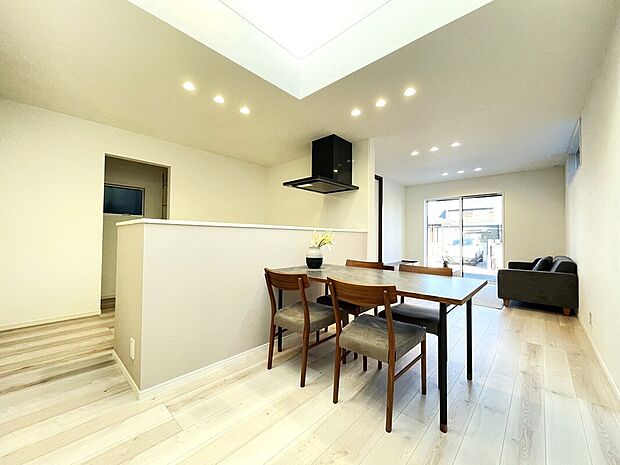 【リビング】■空気を汚さず、ふく射熱で足元からポカポカと暖まる床暖房付き
■4人掛けのダイニングセットを置いても横を通り抜けられるゆとりの幅