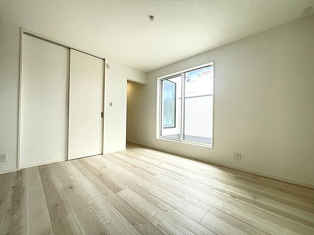 【主寝室】■収納上手ウォークインクローゼット有り
■生活のしやすさを考えてコンセントを2か所に設置