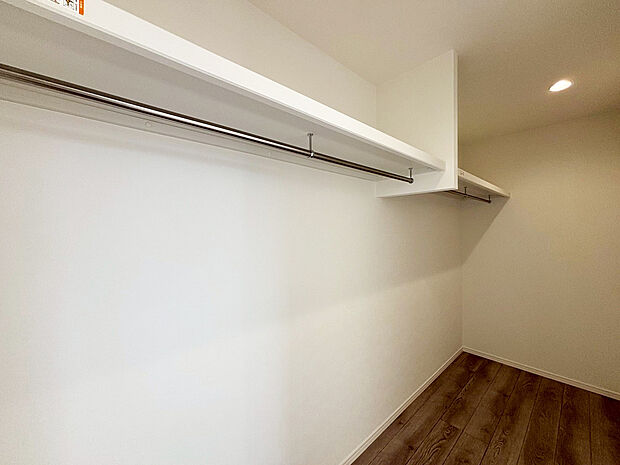 【ウォークインクローゼット　】■衣類の収納だけでなく、布団等の様々なものが収納可能