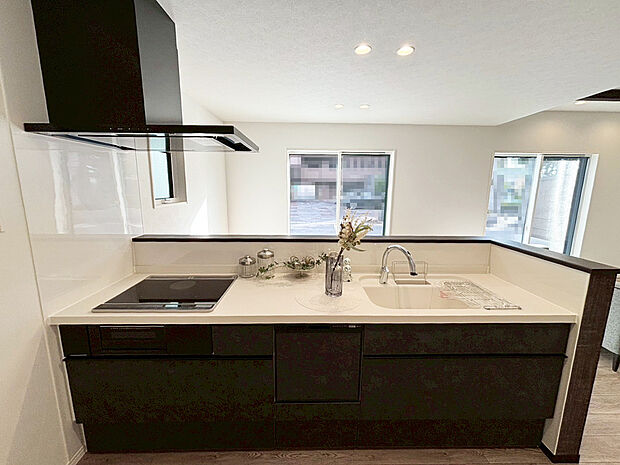 【キッチン　現地写真】■リクシル　システムキッチン「ES」洗練されたデザインと優れた使いやすさ。最新機能も多彩に備えた、システムキッチン。暮らしの中心として、家族が自然と集まる空間が実現します。