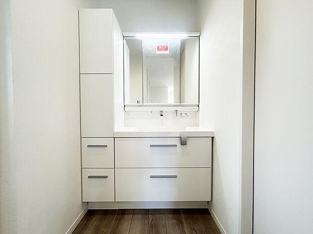 【洗面台　A号棟】■リクシル　「EV」。洗面器一体型カウンターでつぎ目などの凹凸がなく汚れもさっとひと拭き。