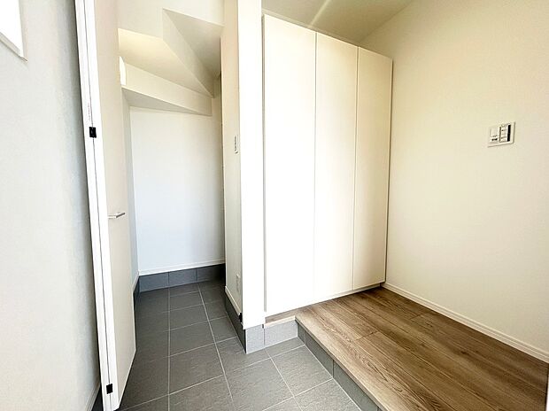 【玄関　A号棟】大容量の下駄箱を採用しておりますので、お履物はもちろん、稼動棚を動かせば履物以外も収納できます。