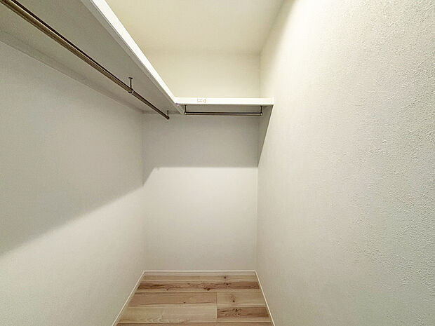 【ウォークインクローゼット A号棟】■衣類の収納だけでなく、布団等の様々なものが収納可能