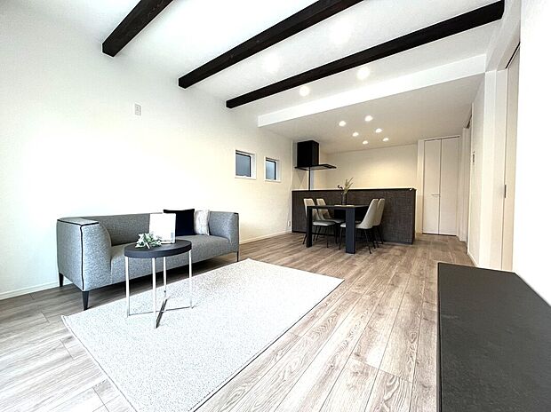 【リビング】■空気を汚さず、ふく射熱で足元からポカポカと暖まる床暖房付き
■南向きのリビングには心地いい日差しが差し込みます