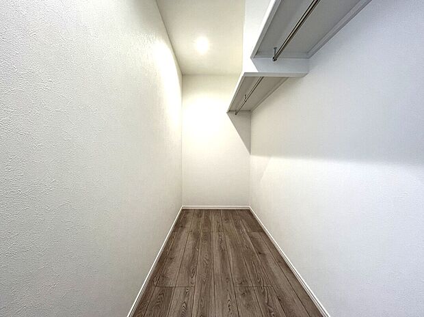 【 ウォークインクローゼット】■余分なものを置かずにすみ、寝室内がスッキリするウォークインクローゼット
■ハンガーパイプ付きの枕棚を設置
