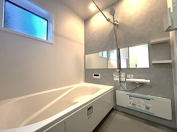 【浴室　C号棟】■リクシル　システムバスルーム「AX」。フロアはスポンジが奥まで入り掃除がラクラク。また独自の断熱層を使用しているため冬場でも冷やっとしません。
