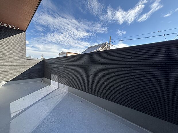 【バルコニー　C号棟】■奥行きのあるバルコニー
■洗濯物が良く乾く南向き