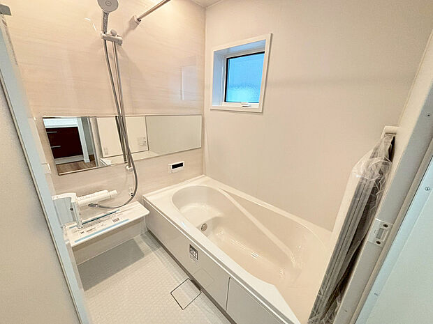 【浴室　B号棟】■リクシル　システムバスルーム「AX」。フロアはスポンジが奥まで入り掃除がラクラク。また独自の断熱層を使用しているため冬場でも冷やっとしません。