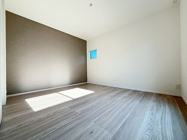 【主寝室　A号棟】■収納上手ウォークインクローゼット有り　　　　　　　　　　　　■アクセントクロスをあしらった空間