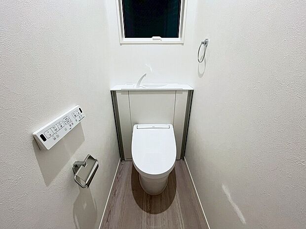 【トイレ　E号棟】■INAX　「ベーシアピタ フチレス」。汚れにくくお掃除のしやすいフチレス形状の便器を採用することで少ない水でもしっかり汚れを洗い流し、清潔でデザイン性のある空間を実現します。