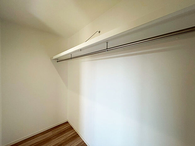 【ウォークインクローゼット　E号棟】■衣類の収納だけでなく、布団等の様々なものが収納可能