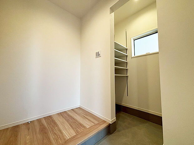 【土間収納　E号棟】■雨具やベビーカーなどの収納に便利な土間収納