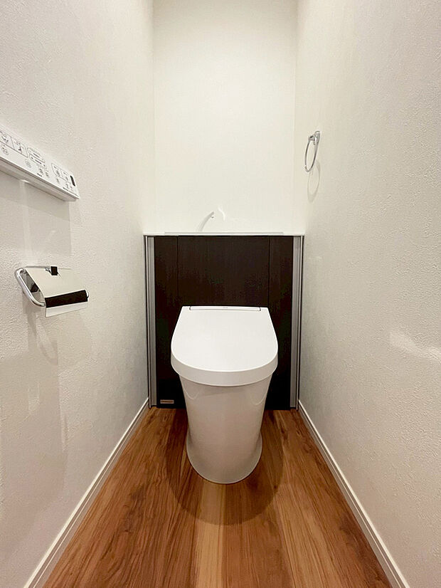 【トイレ　D号棟】■INAX　「ベーシアピタ フチレス」。汚れにくくお掃除のしやすいフチレス形状の便器を採用することで少ない水でもしっかり汚れを洗い流し、清潔でデザイン性のある空間を実現します。