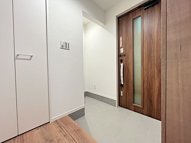 【玄関　A号棟現地写真】■ゴルフバックやベビーカーを収納できる土間収納付き