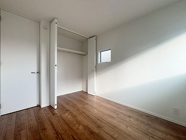 【洋室　B号棟】■子ども部屋にも広々クローゼット
■吊りレールで開閉がスムーズ