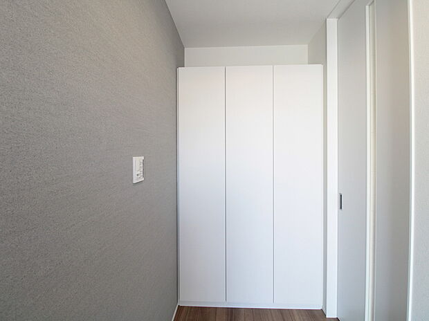 【土間収納　B号棟　同仕様写真】■掃除道具やレジャー用品等の収納に便利