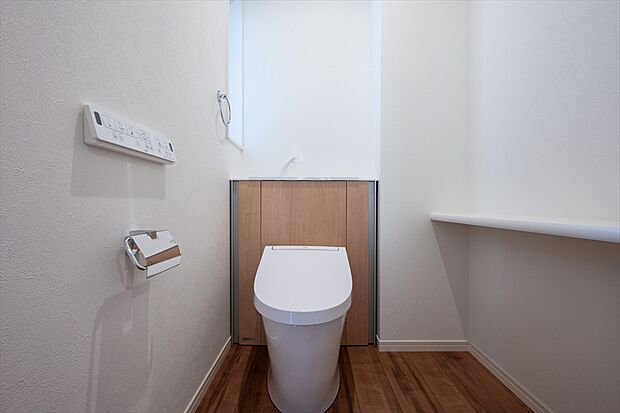 【トイレ 同仕様写真 B号棟】■INAX 「ベーシアピタ フチレス」。汚れにくくお掃除のしやすいフチレス形状の便器を採用することで少ない水でもしっかり汚れを洗い流し、清潔でデザイン性のある空間を実現します。