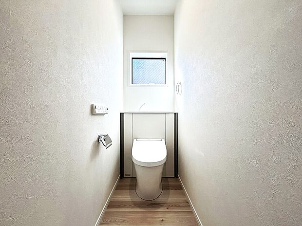 【トイレ】■ほこりが溜まりやすいタンク後ろの部分をキャビネットで隠したデザイン。
■左右の収納スペースにトイレットペーパーや掃除道具を収納。
■キズ・汚れ・菌に強いハイパーセラミック。