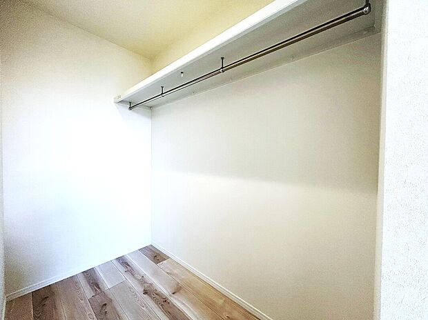 【ウォークインクローゼット】■余分なものを置かずにすみ、寝室内がスッキリするウォークインクローゼット
■ハンガーパイプ付きの枕棚を設置