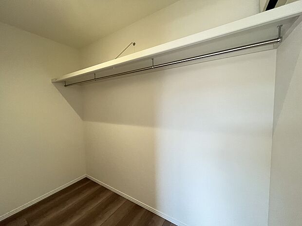 【WIC　Ｂ号棟現地写真】■ゴルフバックやキャリーケースなど、大きなものの収納場所にも困りません。季節の家電や、布団、衣替えの衣類なども収納することができます。