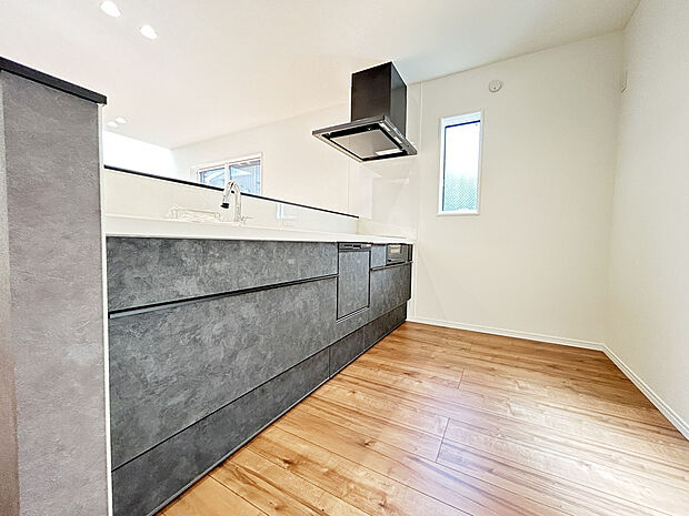 【キッチン　現地写真】リクシル　システムキッチン「ES」【キレイシンク】
シンク底面がフラットで排水口の見えないスッキリデザイン人造大理石製のシンク。
【タッチレス水栓】
吐水も止水も手をかざすだけなので省エネ効果が期待できます。
また、食器洗い乾燥機、熱のこもりにくいIHコンロ、お手入れのしやすい目地のないフラットなキッチンパネル採用するなど、毎日の家事を快適に行えるように厳選したシステムキッチンです。