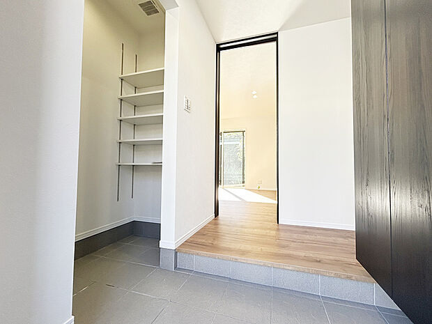 【玄関　現地写真】大容量の下駄箱を採用しておりますので、お履物はもちろん、稼動棚を動かせば履物以外も収納できます。土間収納には掃除道具や外用玩具、ベビーカーなどをそのまま収納することが可能です！