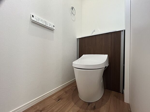 【トイレ 同仕様写真】■INAX 「ベーシアピタ フチレス」。汚れにくくお掃除のしやすいフチレス形状の便器を採用することで少ない水でもしっかり汚れを洗い流し、清潔でデザイン性のある空間を実現します。