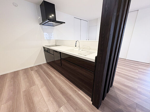 【リクシル　システムキッチン「ES」　B号棟】【キレイシンク】
シンク底面がフラットで排水口の見えないスッキリデザイン人造大理石製のシンク。
【タッチレス水栓】
吐水も止水も手をかざすだけなので省エネ効果が期待できます。
また、食器洗い乾燥機、熱のこもりにくいIHコンロ、お手入れのしやすい目地のないフラットなキッチンパネル採用するなど、毎日の家事を快適に行えるように厳選したシステムキッチンです。