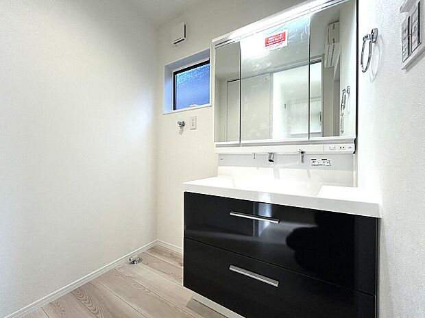 【洗面台　B号棟】■リクシル　「EV」。洗面器一体型カウンターでつぎ目などの凹凸がなく汚れもさっとひと拭き。また節水と省エネ性にすぐれた上から水のでるキレイアップ水栓
