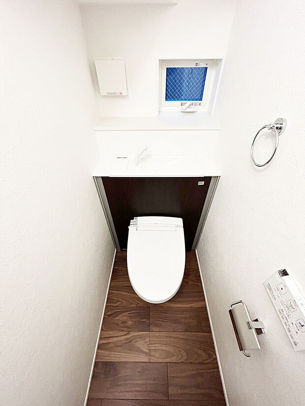 【トイレ　同仕様写真】■INAX　「ベーシアピタ フチレス」。汚れにくくお掃除のしやすいフチレス形状の便器を採用することで少ない水でもしっかり汚れを洗い流し、清潔でデザイン性のある空間を実現します。