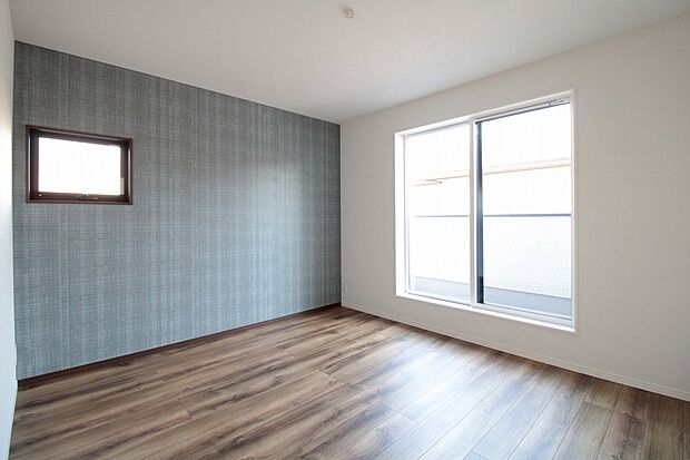 【主寝室　同仕様写真】■収納上手ウォークインクローゼット有り
■生活のしやすさを考えてコンセントを2か所に設置