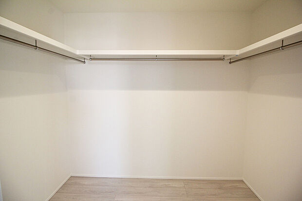 【ウォークインクローゼット　同仕様写真】■衣類だけではなく、バッグや帽子、アクセサリーといったファッションアイテムを全て一ヶ所で収納
■余分なものを置かずにすみ、寝室内がスッキリするウォークインクローゼット