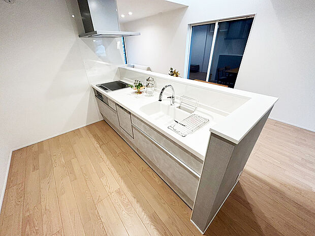 【キッチン　施工例】■IHクッキングヒーター・お手入れ楽々ガラストップ採用
■扉がゆっくり閉まるソフトモーションレール使用
■かざすと水が出るタッチレス水栓
■家事がはかどる食器洗い乾燥機付き。