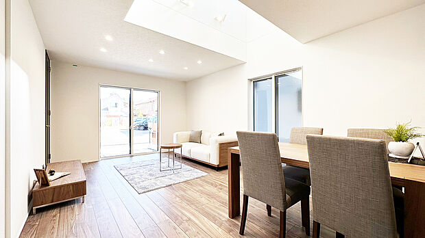 【リビング　施工例】■リビングを見渡せる対面キッチンでお子様がいても安心
■4人掛けのダイニングセットを置いても横を通り抜けられるゆとりの幅