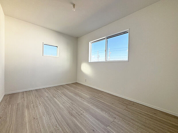 【洋室　B号棟現地写真】■洋室にはそれぞれクローゼットを設け、十分な収納スペースをつくることで美しい空間づくりの手助けをします。