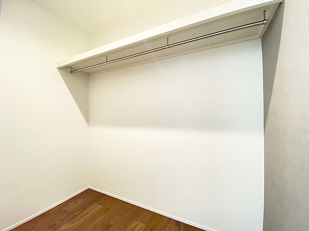 【WIC　施工例】■ゴルフバックやキャリーケースなど、大きなものの収納場所にも困りません。季節の家電や、布団、衣替えの衣類なども収納することができます。