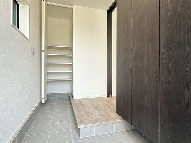 【土間収納　施工例】■ゴルフバックやベビーカーを収納できる土間収納付き