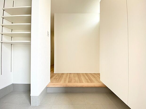 【土間収納　施工例】■ゴルフバックやベビーカーを収納できる土間収納付き