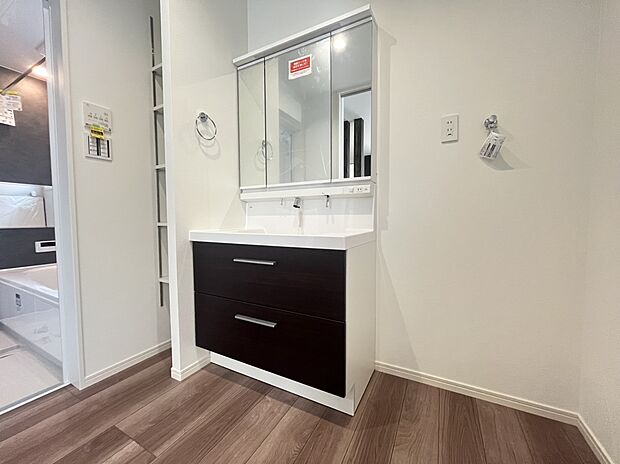 【洗面台　施工例】■リクシル　「EV」。洗面器一体型カウンターでつぎ目などの凹凸がなく汚れもさっとひと拭き。また節水と省エネ性にすぐれた上から水のでるキレイアップ水栓