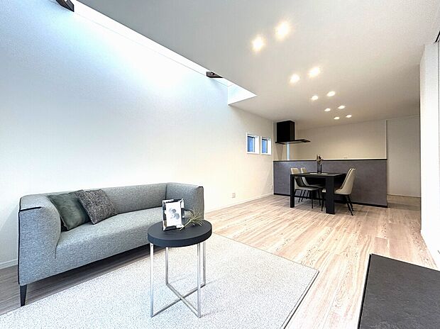 【リビング】リビング　施工例
■リビングを見渡せる対面キッチンでお子様がいても安心