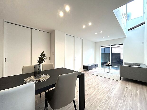 【リビング】リビング　施工例
■4人掛けのダイニングセットを置いても横を通り抜けられるゆとりの幅