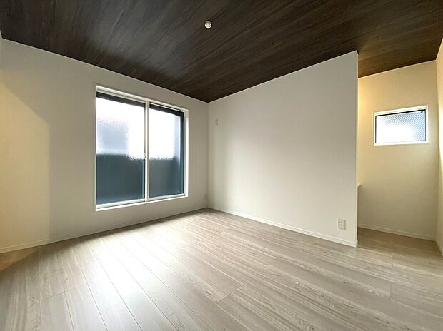 【主寝室】主寝室　施工例
■収納上手ウォークインクローゼット有り
■生活のしやすさを考えてコンセントを2か所に設置