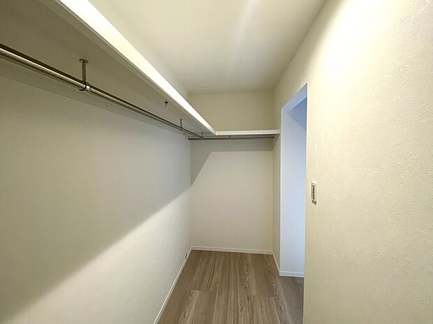 【WIC】WIC　施工例
■衣類だけではなく、バッグや帽子、アクセサリーといったファッションアイテムを全て一ヶ所で収納
■余分なものを置かずにすみ、寝室内がスッキリ