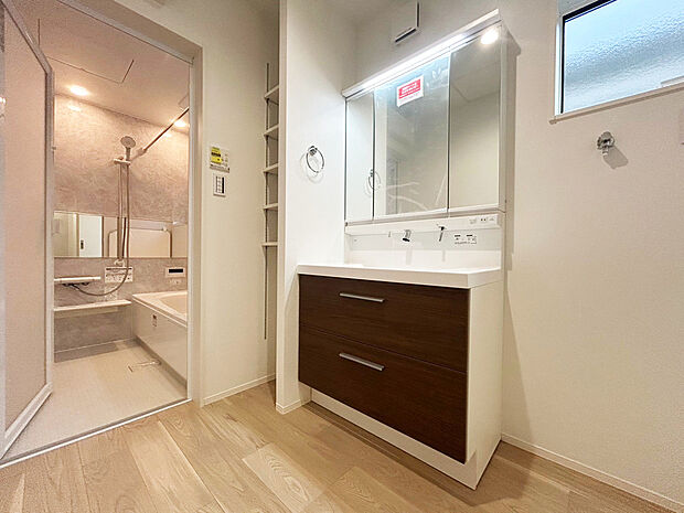 【洗面 施工例写真】■リクシル 「EV」。洗面器一体型カウンターでつぎ目などの凹凸がなく汚れもさっとひと拭き。また節水と省エネ性にすぐれた上から水のでるキレイアップ水栓。