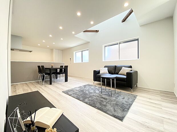 【リビング　施工例】■LDK部分には、光をいれるための独立した吹抜けにより開放感もございます。