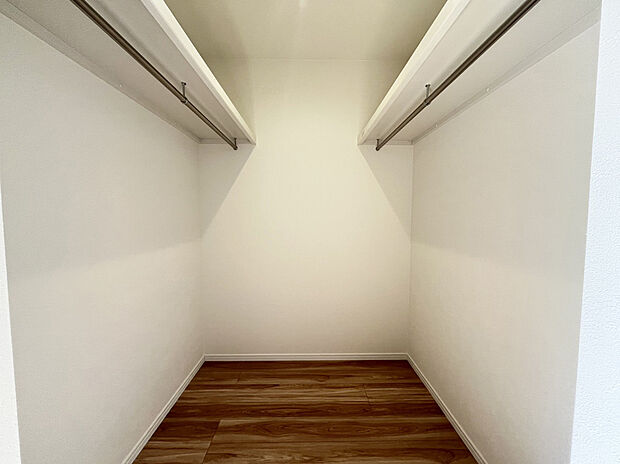 【WIC　B号棟現地写真】■ゴルフバックやキャリーケースなど、大きなものの収納場所にも困りません。季節の家電や、布団、衣替えの衣類なども収納することができます。