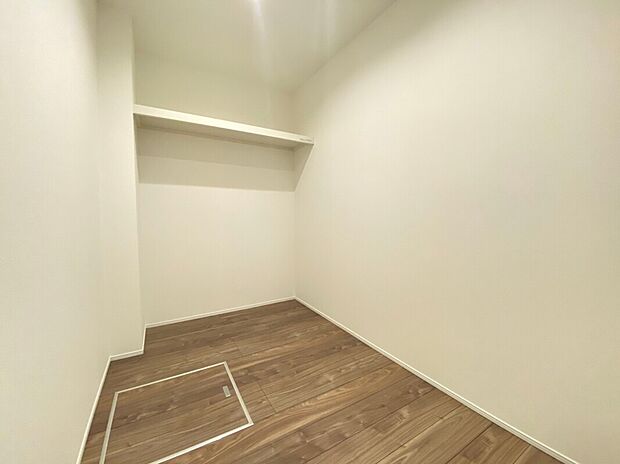 【納戸 施工例】■奥様に嬉しい大容量の靴収納
■スッキリとしたデザイン
■お好きな高さで使用できる稼動棚はブーツの収納にも◎