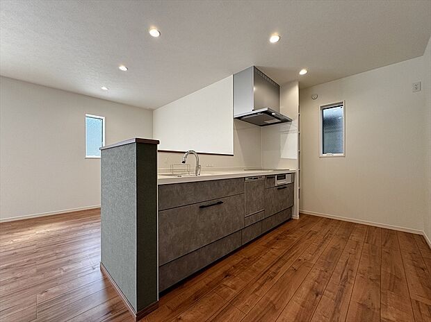 【キッチン A号棟 同仕様写真】■リクシル システムキッチン「ES」洗練されたデザインと優れた使いやすさ。最新機能も多彩に備えた、システムキッチン。暮らしの中心として、家族が自然と集まる空間が実現します。